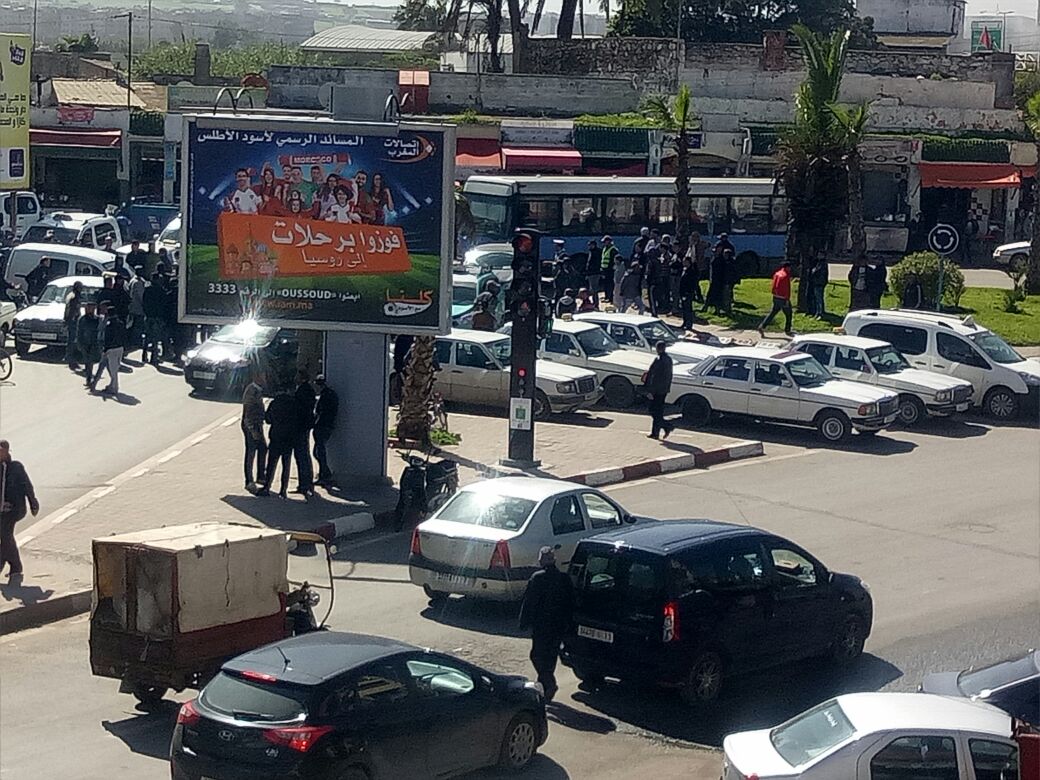 بالفيديو:أصحاب الطاكسيات بعين حرودة ينتفضون بسبب الوعود الكادبة