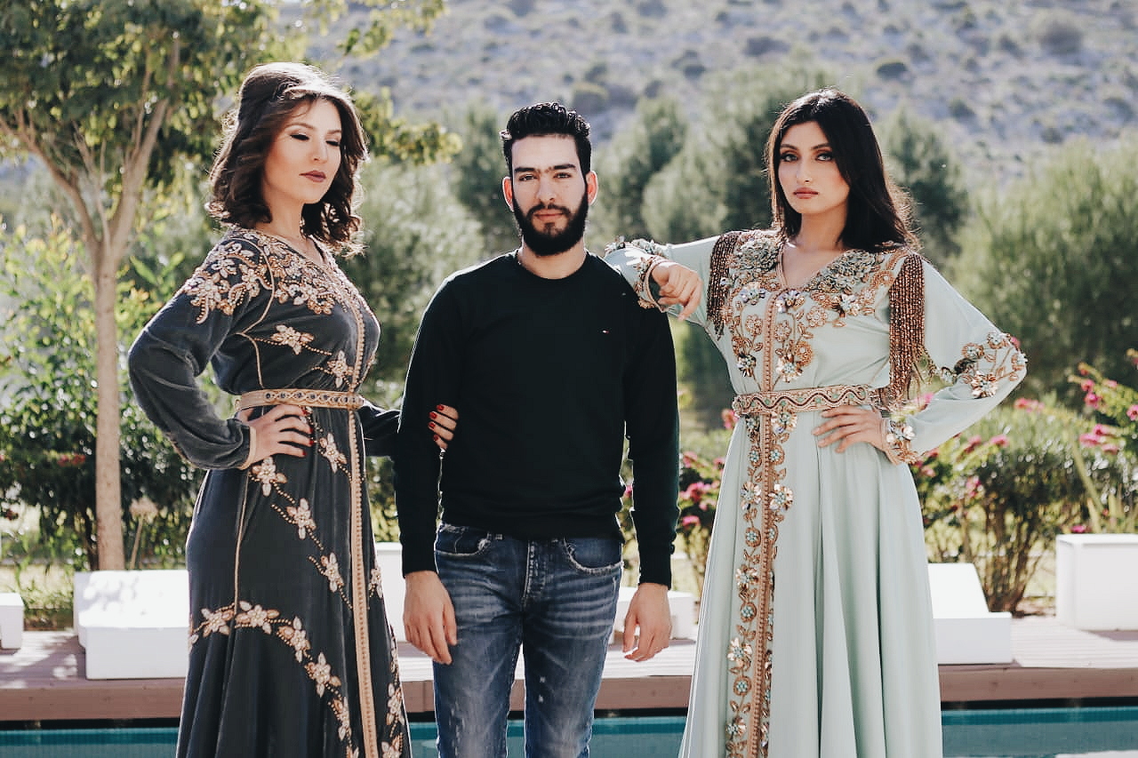هشام أكعروش.. نجم تصميم القفطان المغربي