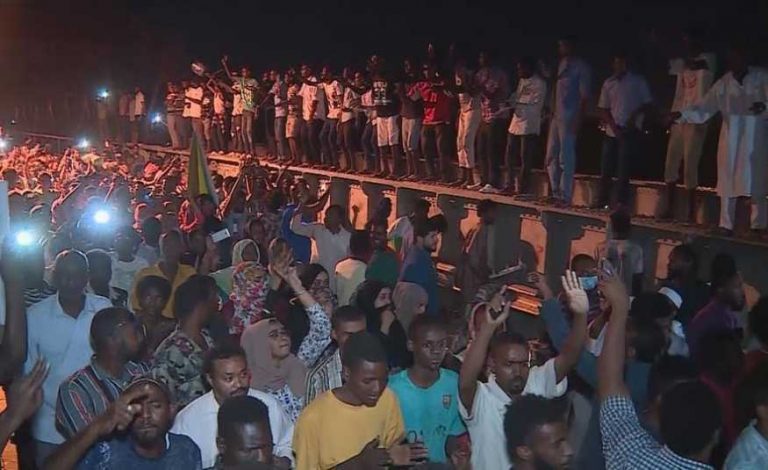 لأمن السوداني يغلق مدخل الاعتصام من شارع النيل لتكرار الحوادث بتلك المنطقة