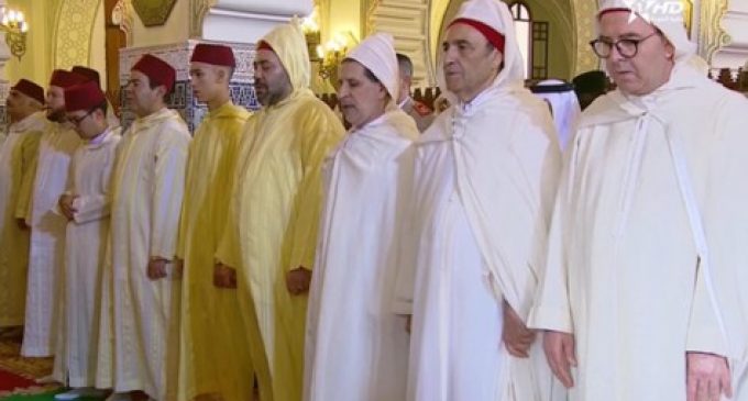 أمير المؤمنين يؤدي صلاة عيد الأضحى بتطوان ويتقبل التهاني بالمناسبة السعيدة