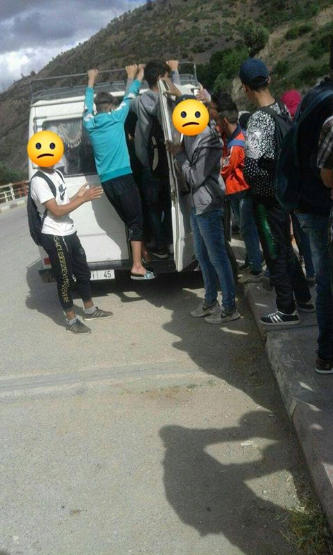 الصراع السياسي ومشاكل النقل المدرسي يتسبب في معانات تلاميذ بعض دواوير بني بونصار اقلیم الحسیمة