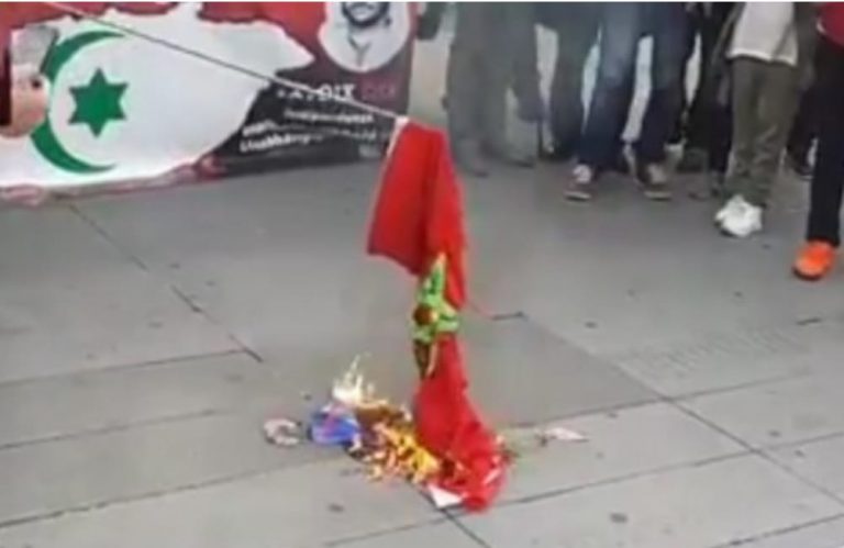 حرق العلم الوطني في باريس يفجر موجة غضب.