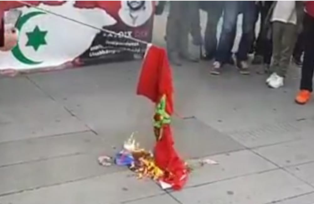 حرق العلم الوطني في باريس يفجر موجة غضب.