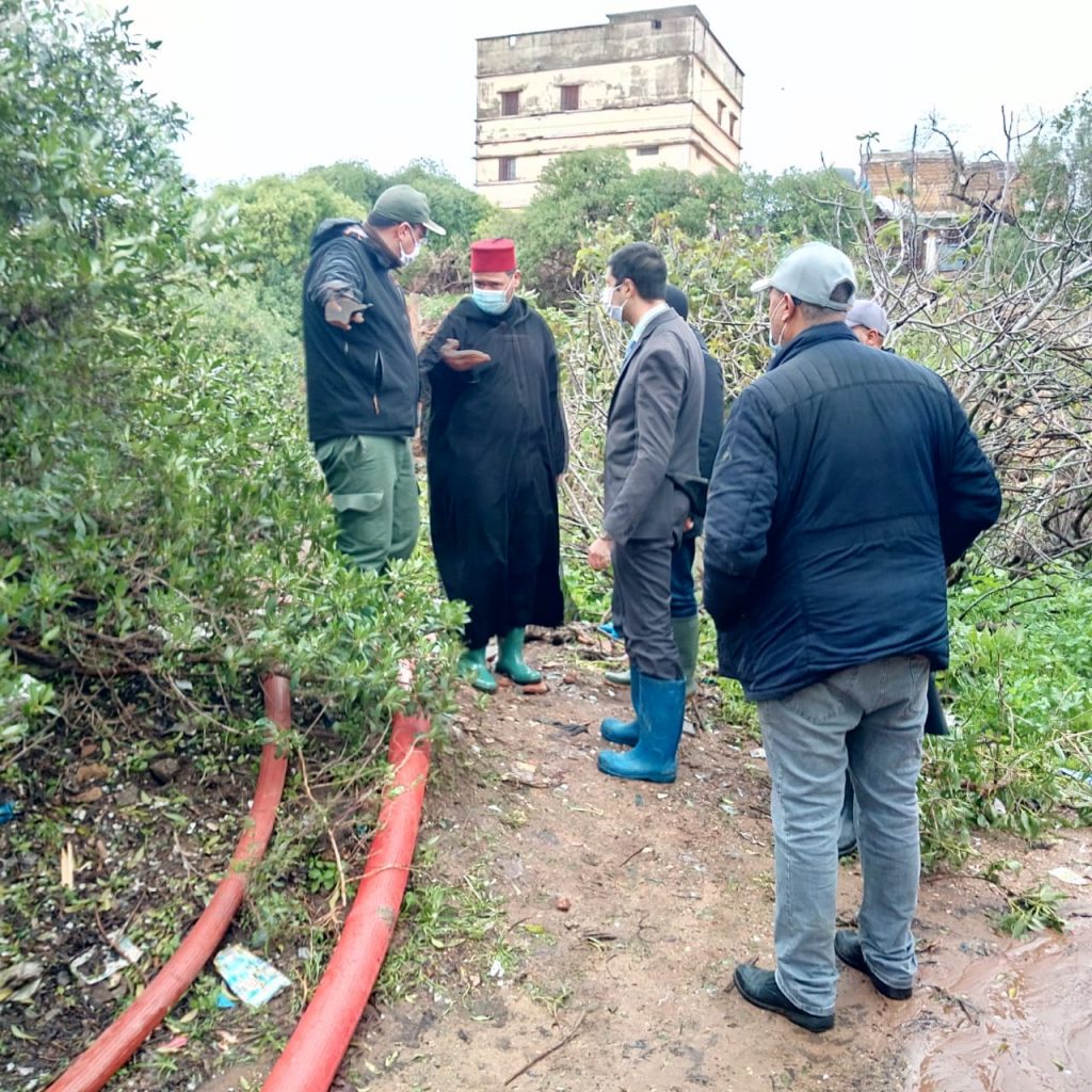 عامل مديونة يتنقل شخصيا للمناطق التي تعاني من صعوبة المرور بسبب الأمطار، ويشرف على الحلول