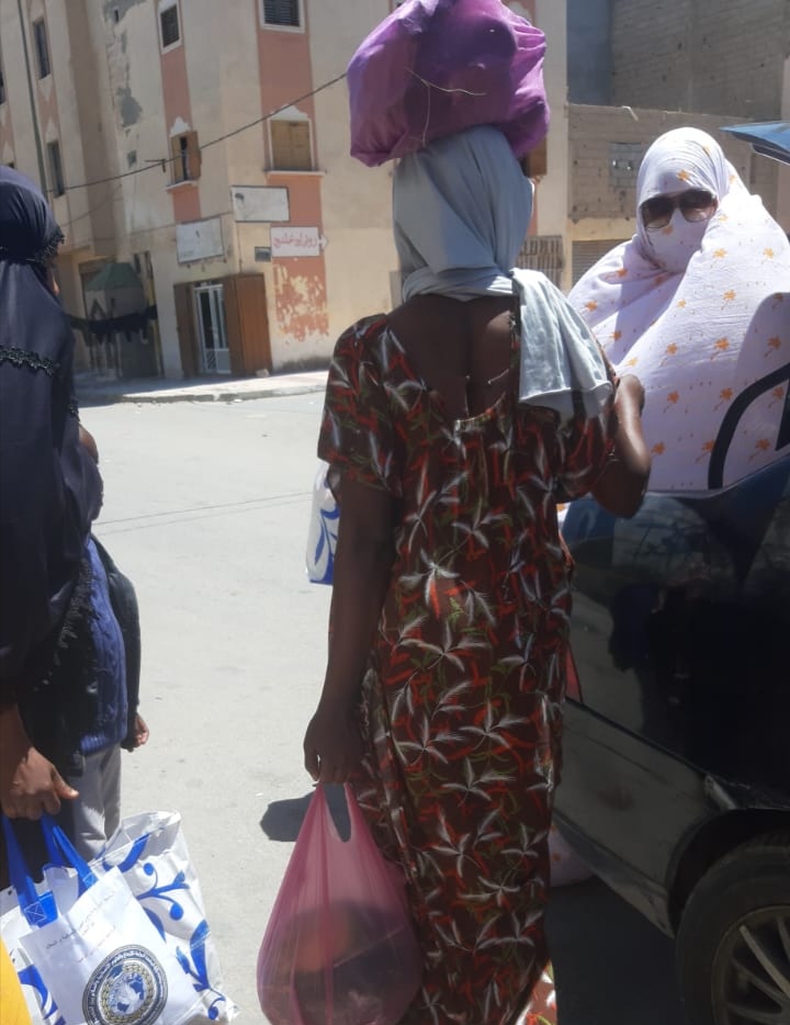 توزيع القفف الرمضانية على اللاجئين الأفارقة