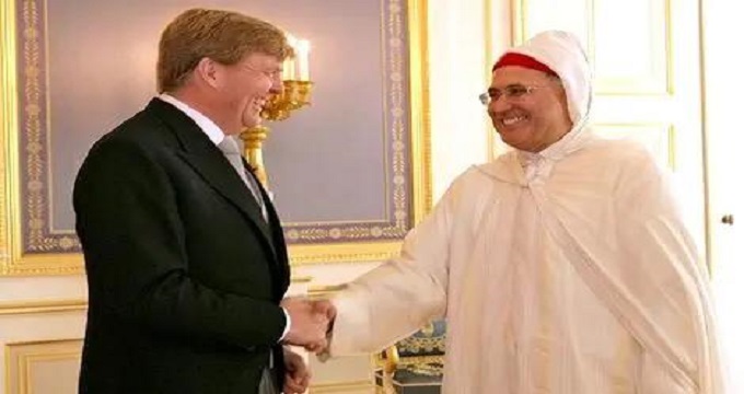 ملك هولندا يوشح سفير المغرب خلال مراسيم توديعه بوسام “فارس الصليب الأكبر” – العمق المغربي