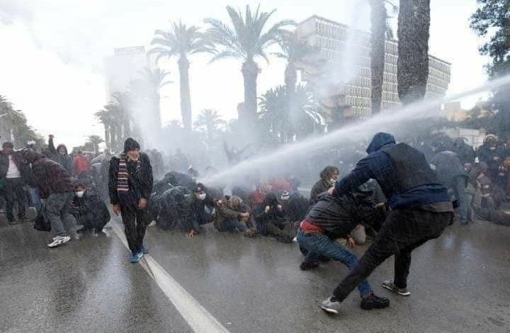 قوات الأمن التونسية تفرق مظاهرات في ذكرى ثورة الياسمين وتعتقل محتجين – العمق المغربي