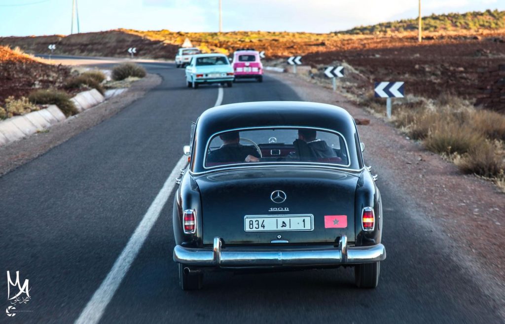 جامعة السيارات العتيقة تنظم اللحاق التضامني مع ساكنة ايت بوكماز