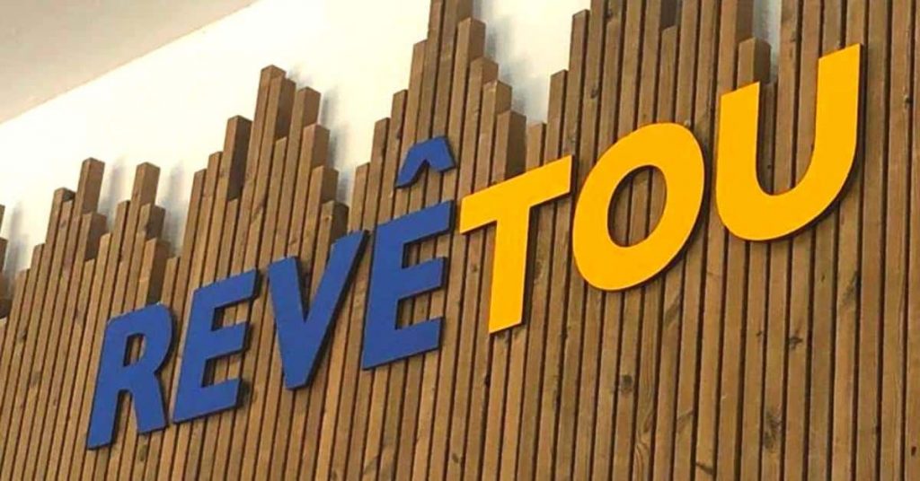 تقوم REVÊTOU بتعيين مستشاري مبيعات صالة العرض