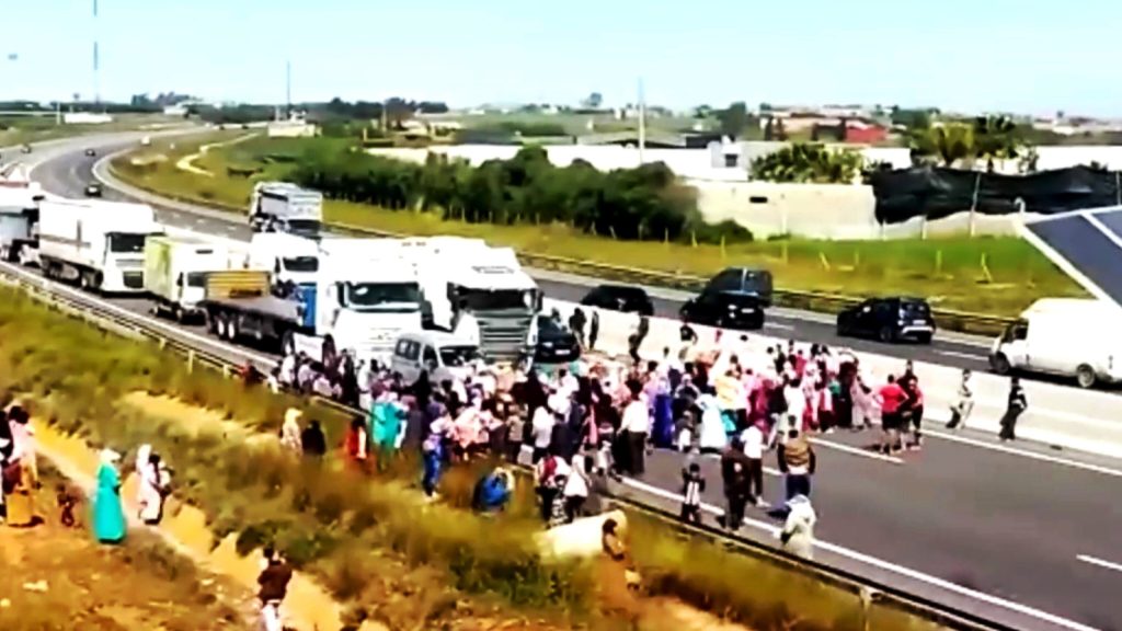 المحكمة تفرج عن المتهمين بقطع الطريق السيار في الشلالات