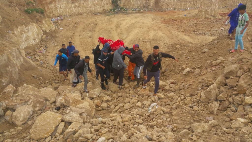 حادث سقوط رجل مسن في حفرة : يقلق السكانة ويطالبون بتحسين إجراءات السلامة ومحاسبة المقاول