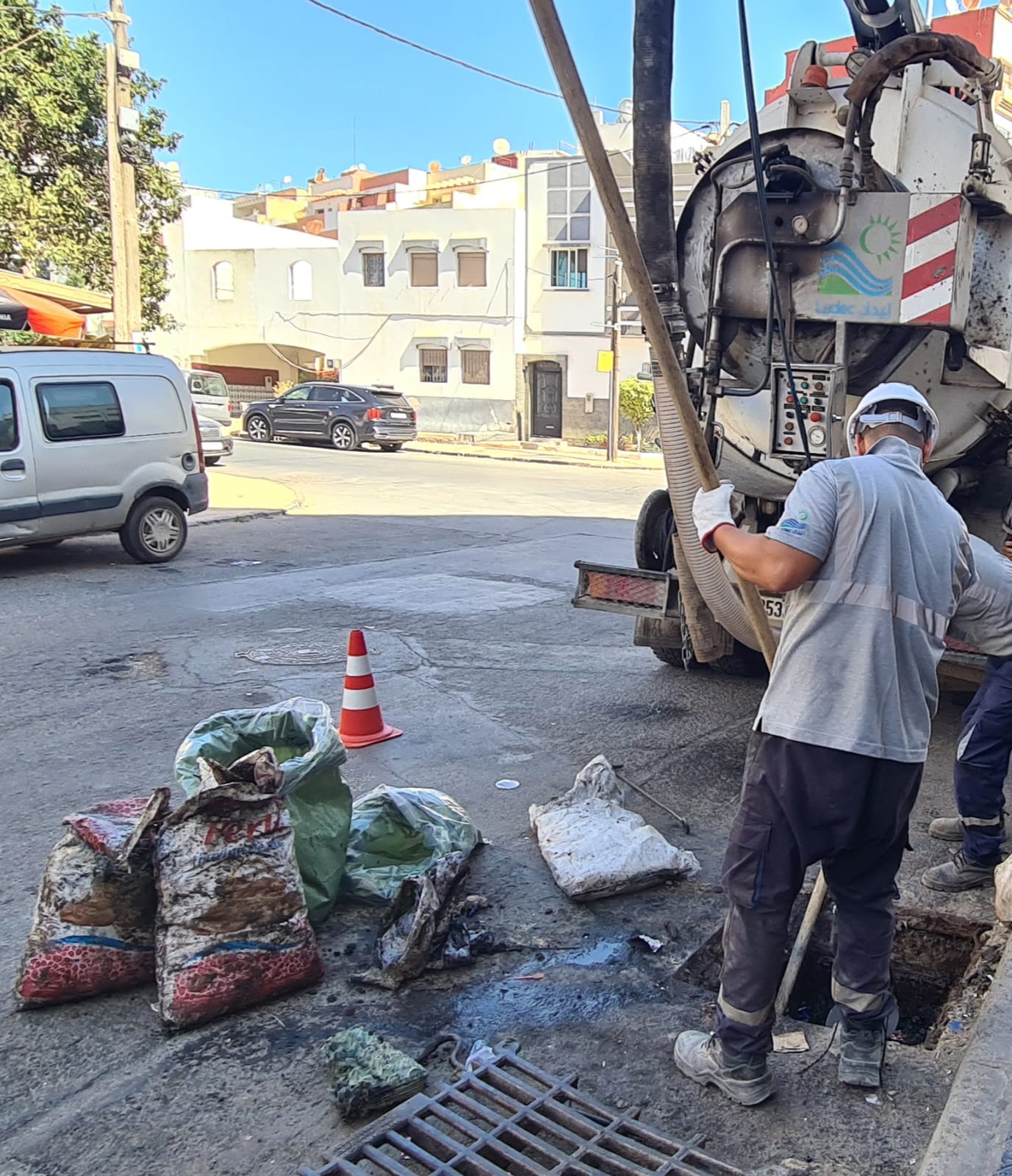 فرق ليدك تكثف مجهوداتها لتنظيف شبكة و منشآت التطهير السائل بالحي الحسني