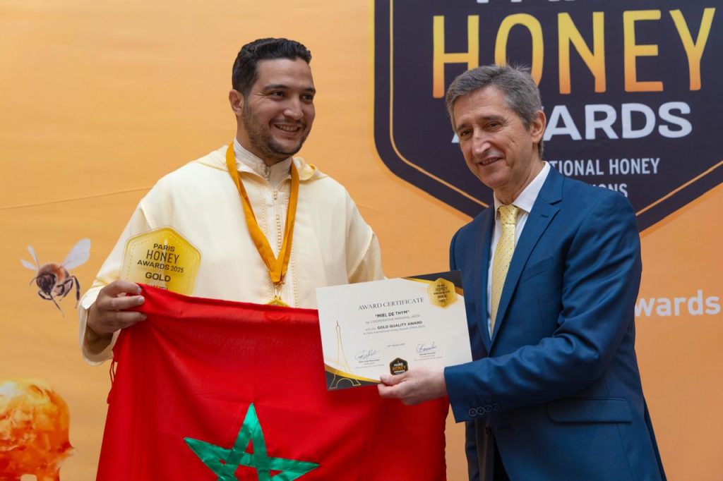 العسل المغربي يتربع على عرش العالم: “مناحل إعيش” تتألق بذهبية باريس 2025