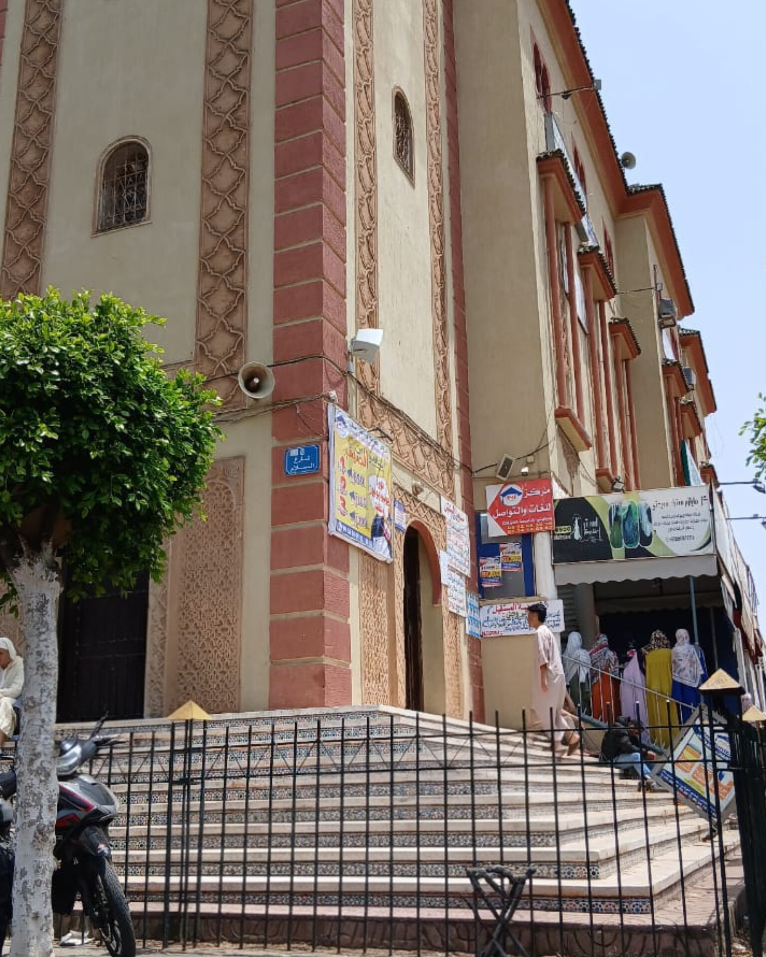 استياء وسط المصلين بمسجد العيون الكوشي بعد تحويل فضائه إلى واجهة للإعلانات