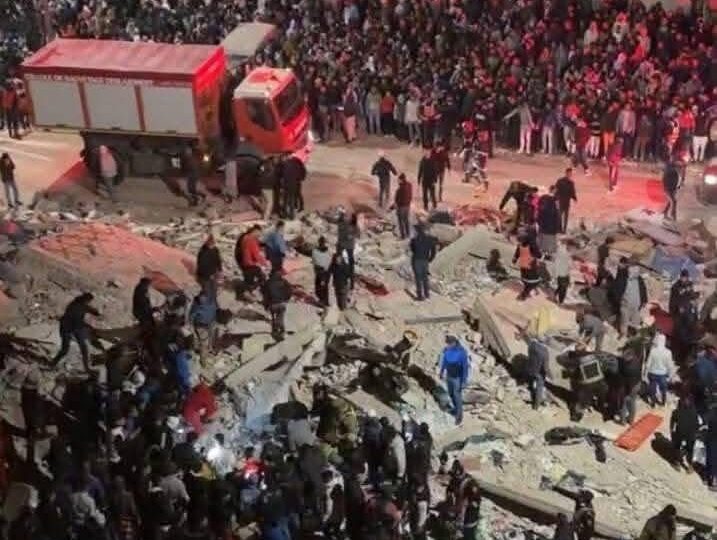 ارتفاع حصيلة فاجعة انهيار بنايتين سكنيتين بفاس إلى 22 قتيلاً و16 مصاباً