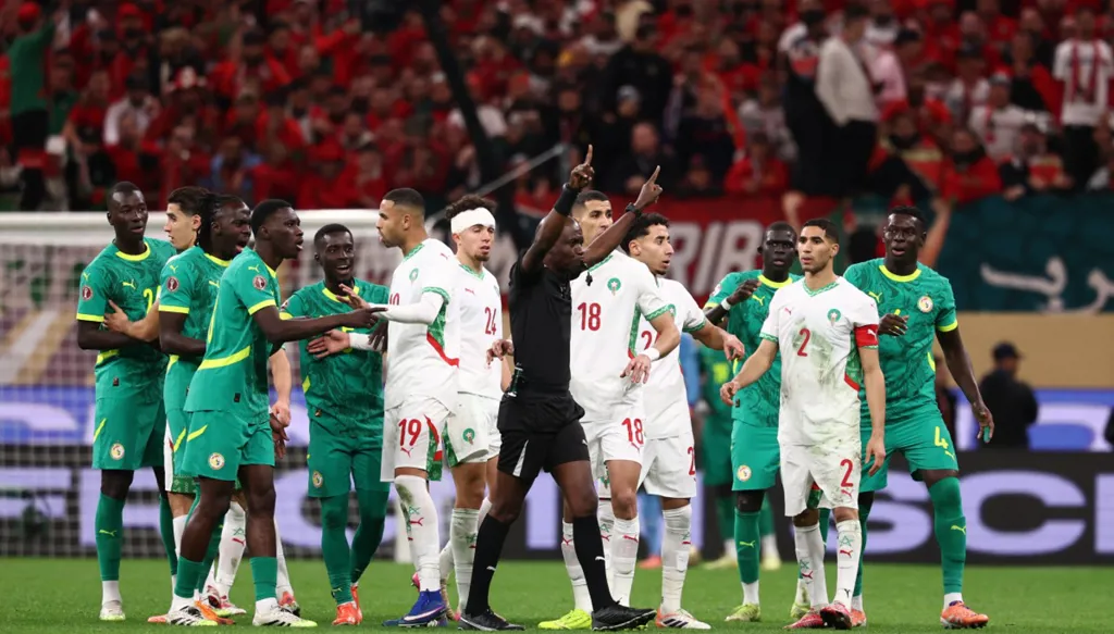 إيقافات وغرامات ثقيلة… الكاف يعاقب المغرب والسنغال بسبب أحداث النهائي