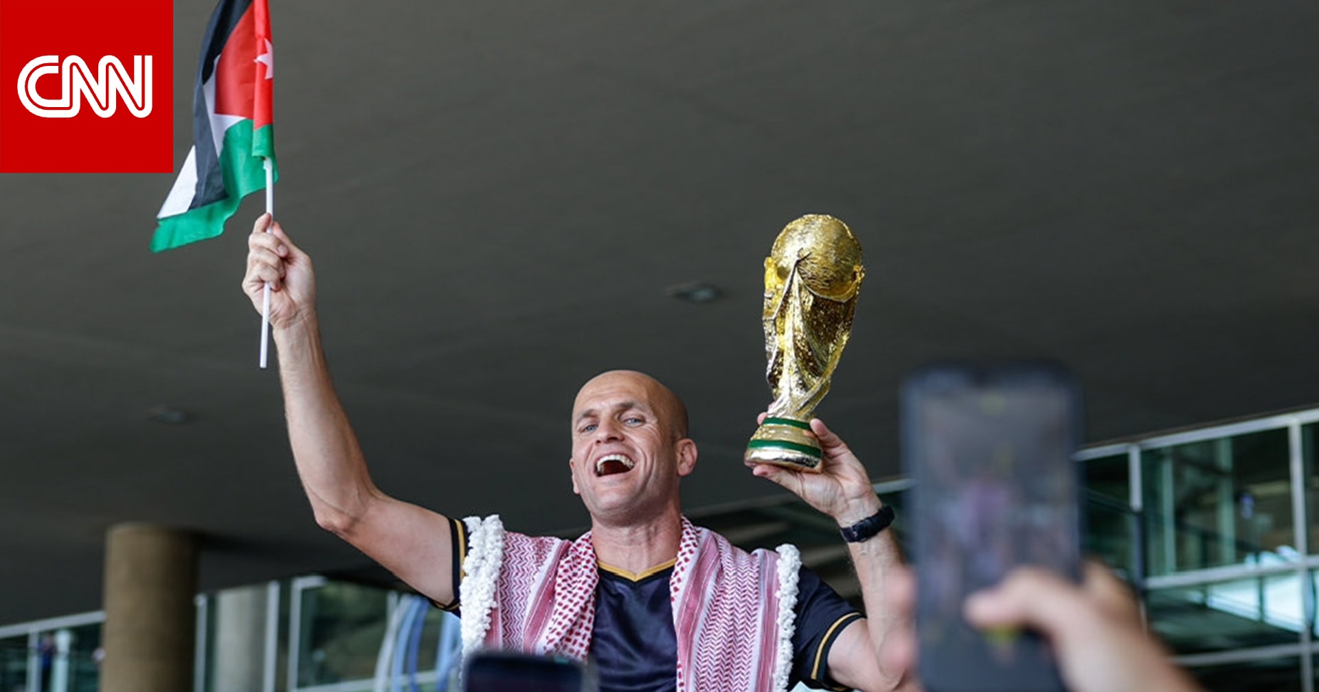 طاقم الحكام الأردني لدى وصوله مطار الملكة علياء بعد كأس العالم 2026