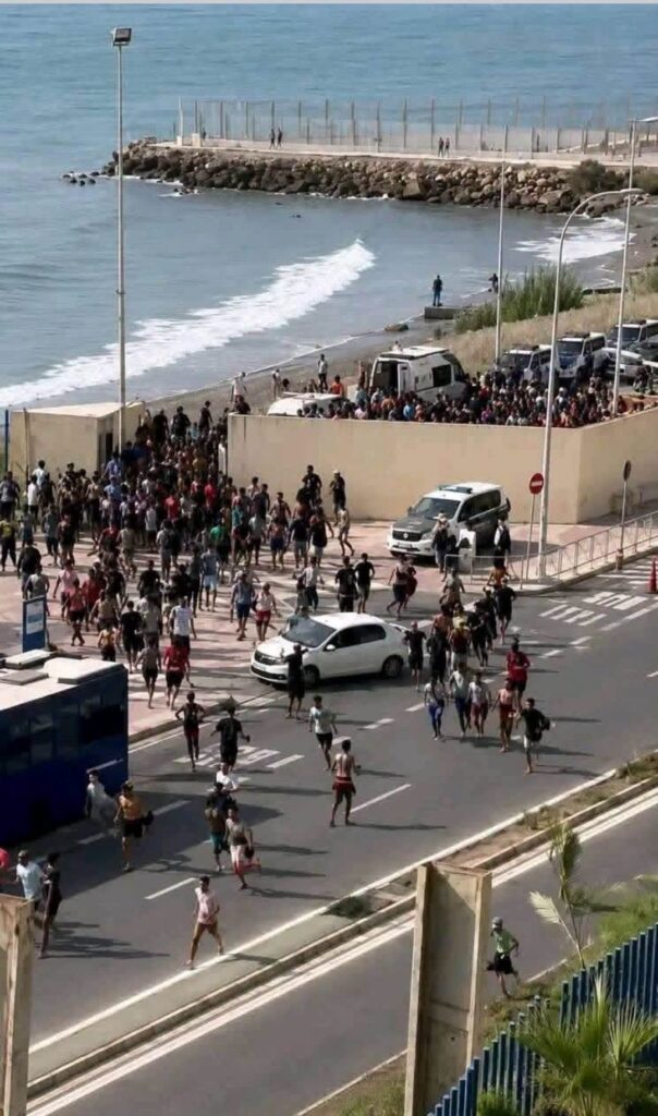هجرة جماعية نحو سبتة تستنفر السلطات المغربية والإسبانية