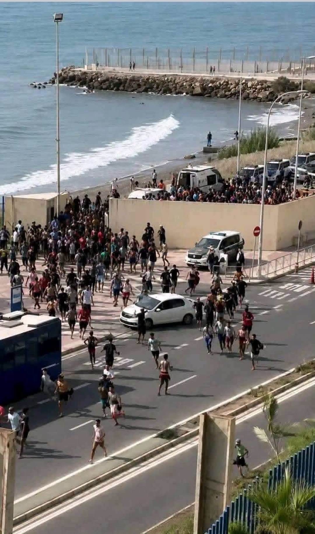 مهاجرون يعبرون الحدود باتجاه سبتة المحتلة في موجة هجرة جماعية