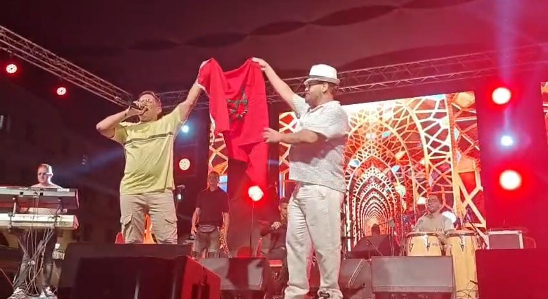 درب السلطان يرقص على إيقاعات الفن الشعبي… عادل الميلودي وعادل المدكوري يشعلان “مرس سلطان” في سهرة استثنائية