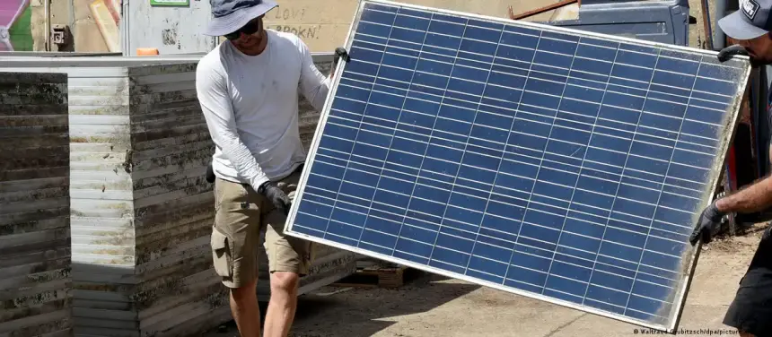 ألواح شمسية قديمة يجري تفكيكها في منشأة إعادة تدوير متخصصة