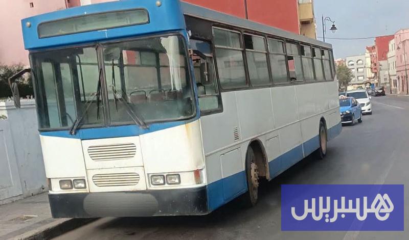 حافلات نقل حضري قديمة في شوارع مدينة العرائش بالمغرب