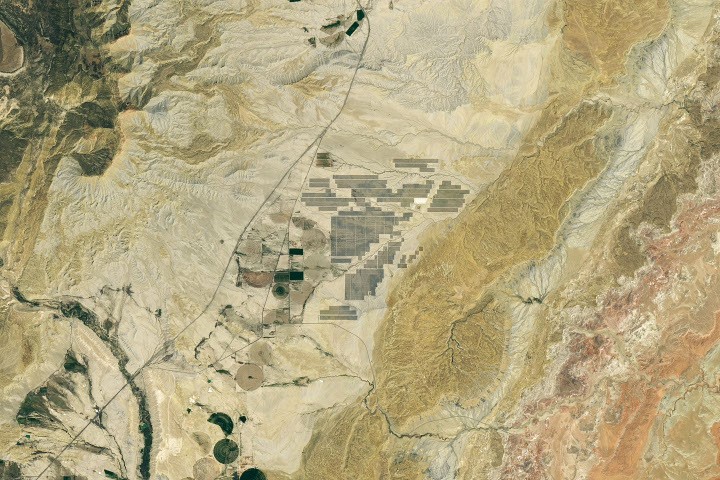 صورة من القمر الاصطناعي Landsat 8 تُظهر مركز Green River للطاقة الشمسية في وادي كاسل فالي بولاية يوتا
